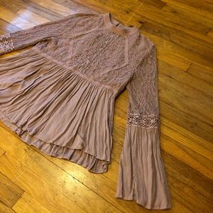 American Eagle dusty rose lace & flow top